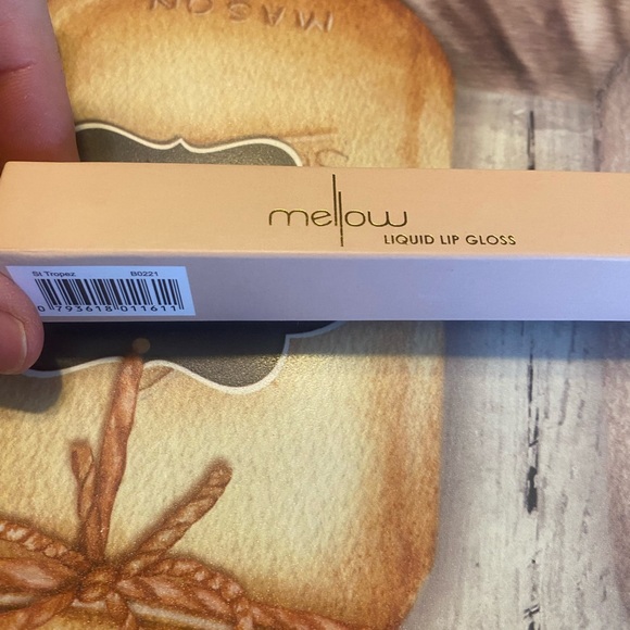Mellow Other - 🚨 🥷♥️Bundle me
Mellow liquid lip gloss. Nice caramel color .